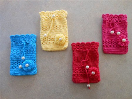 047 gehaakte zakjes met parels. Prijs 5,00 euro. Te gebruiken als geurzakje, telefoon hoesje, en nog veel meer mogelijkheden.